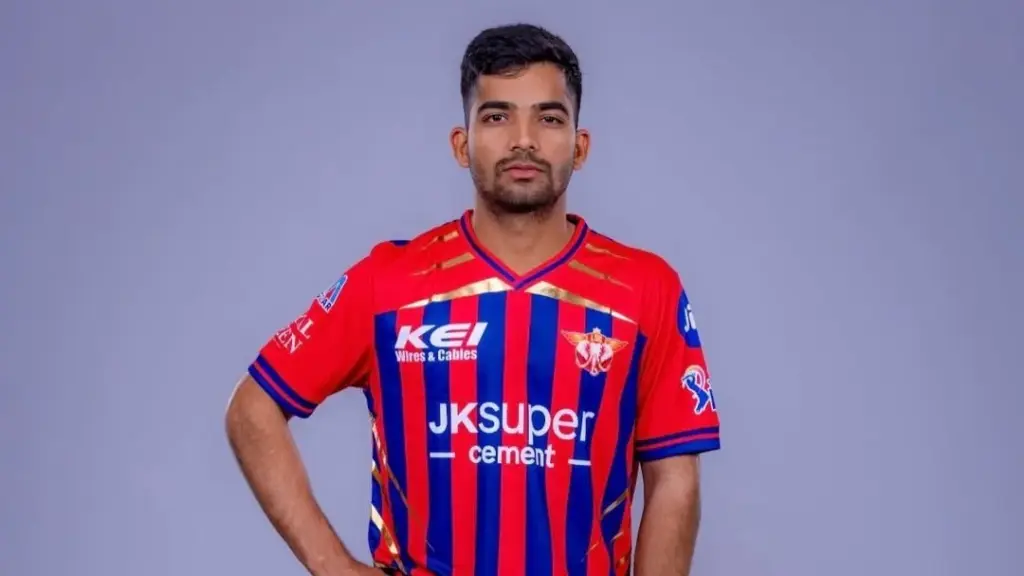 Akshat Raghuwanshi Hits a Six on IPL Debut