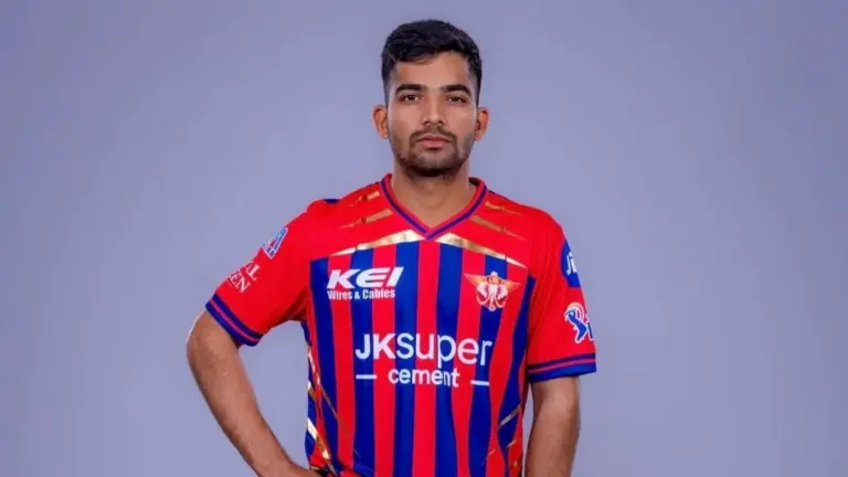 Akshat Raghuwanshi Hits a Six on IPL Debut