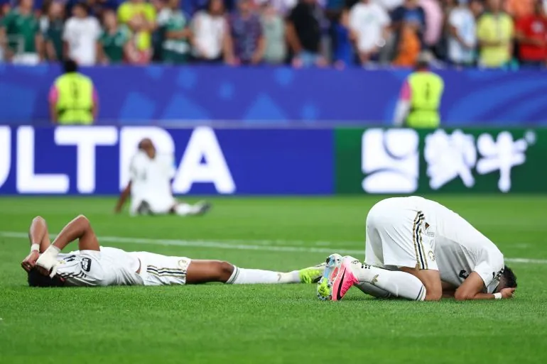 Abdulelah Al-Amri and Ali Lajami look dejected after the match as Saudi Arabia are eliminated from the World Cup [Pedro Nunes