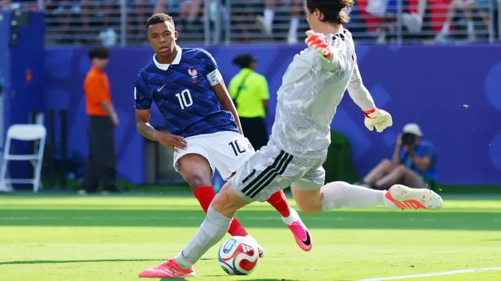 France defeats Sweden 3-0 in World Cup, advances to last 16